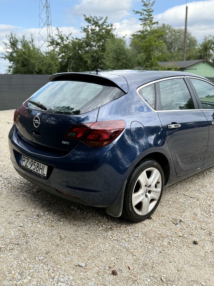 Opel Astra J,hatchback 2011r, 1.7 CDTI, 110km, klima 5 drzwi CARFAX