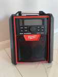 Radio budowlane Milwaukee M18 CHARGER