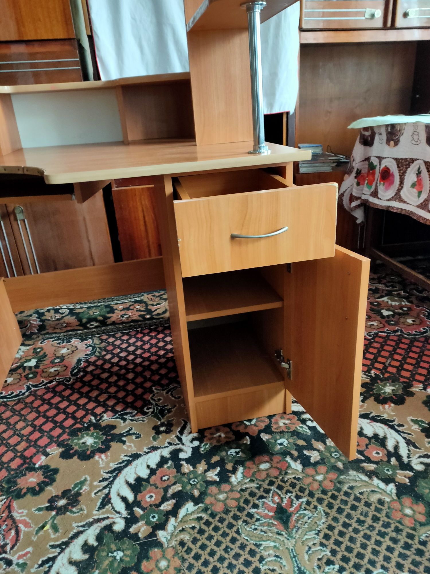 Комп'ютерний стіл