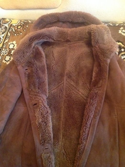 Женскую натуральную дублёнку с капюшоном 48-50р в хор состоянии1500 гр