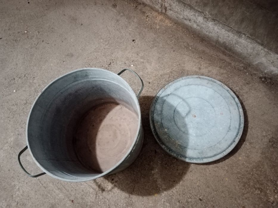 Kociołek ocynkowany z czasów PRL.