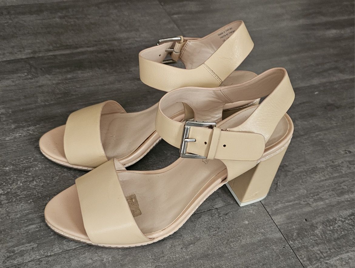 Vendo 2 vestidos e 3 pares de sandálias