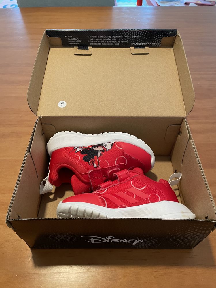 Sapatilha Adidas, edição Disney, de menina tamanho 23 em ótimo estado