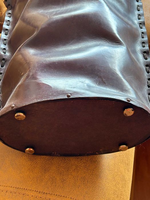 Cesto em couro castanho