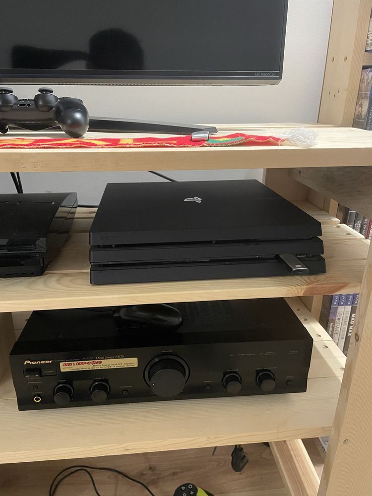 Ps4 pro com 2 comandos e 112 jogos.