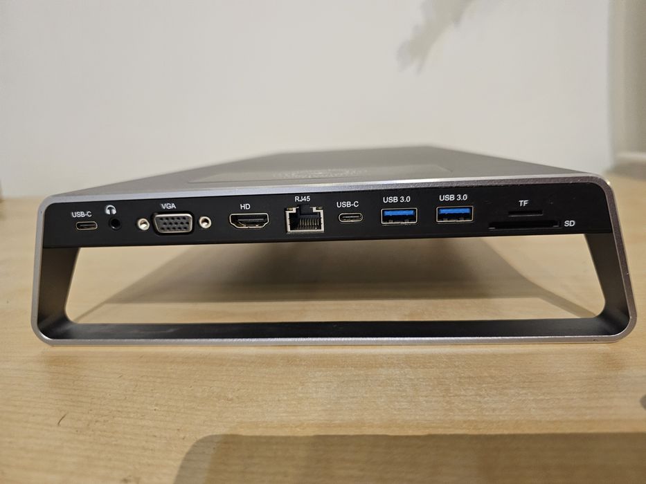 Aluminiowa podstawa monitora ze stacją dokującą usb C