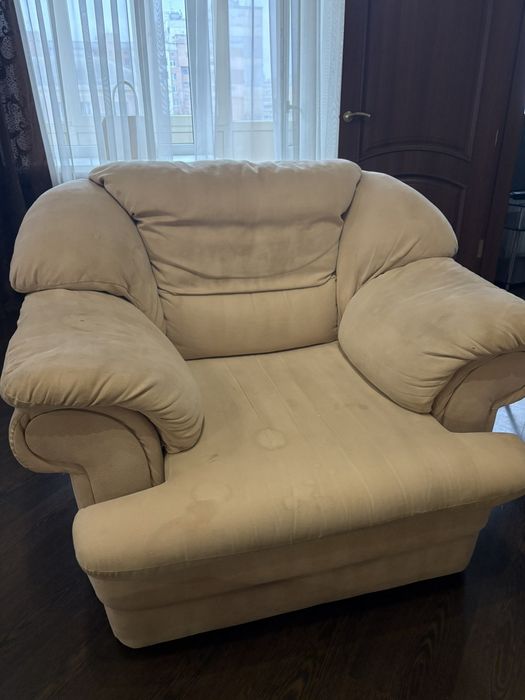 Диван и два кресла.