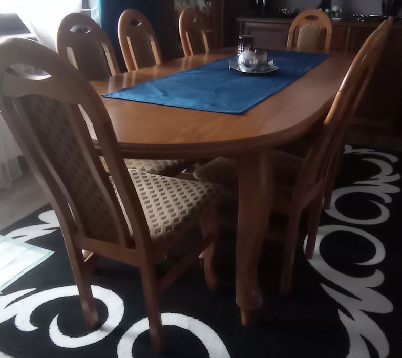 Stół z krzesłami