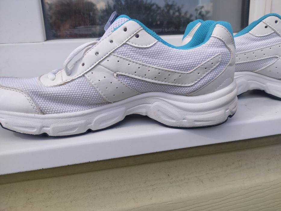 Кросівки жіночі в ідеалі.