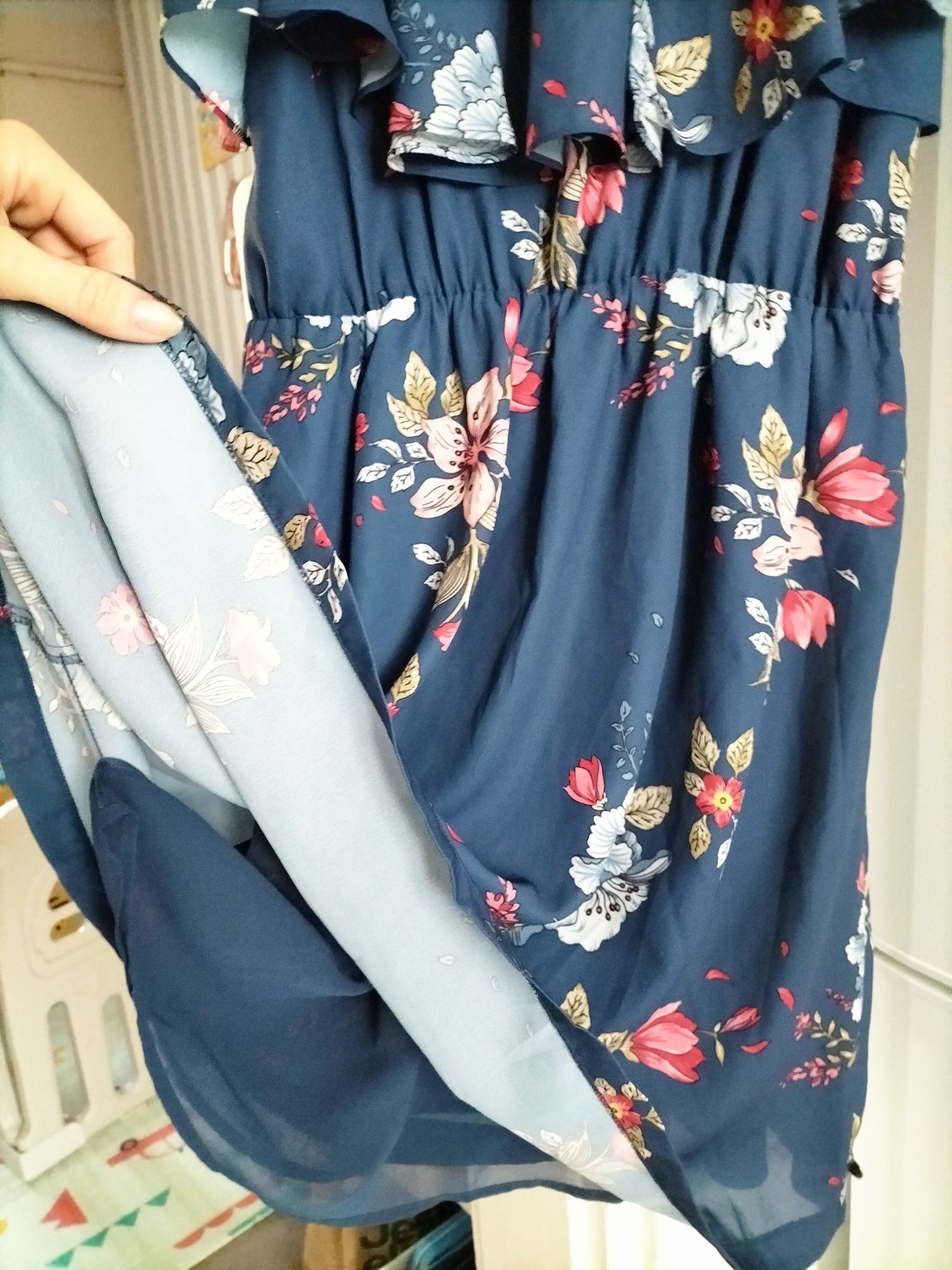Piękna sukienka Pepe Jeans granatowa w kwiaty regulowane ramiączka
