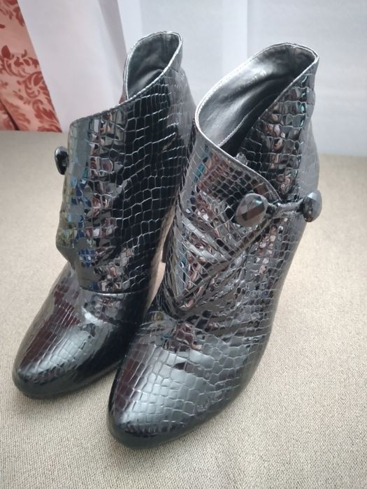 Ботінки, сапожки шкіряні