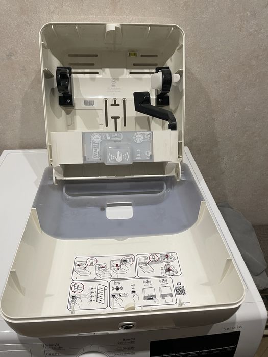 Диспенсер для паперових рушників