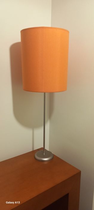 Candeeiro de pé.