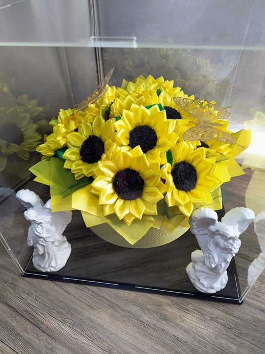 Атласні квіти в наявності