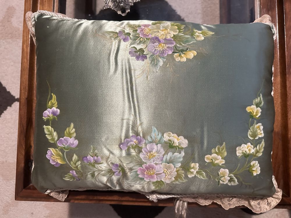 Almofadas vintage pintadas à mão a óleo – Assinadas M. C. Abreu