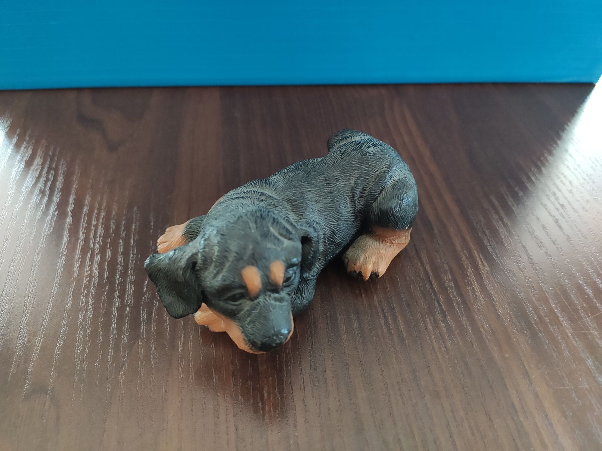 Figura leżącego psa rottweiler