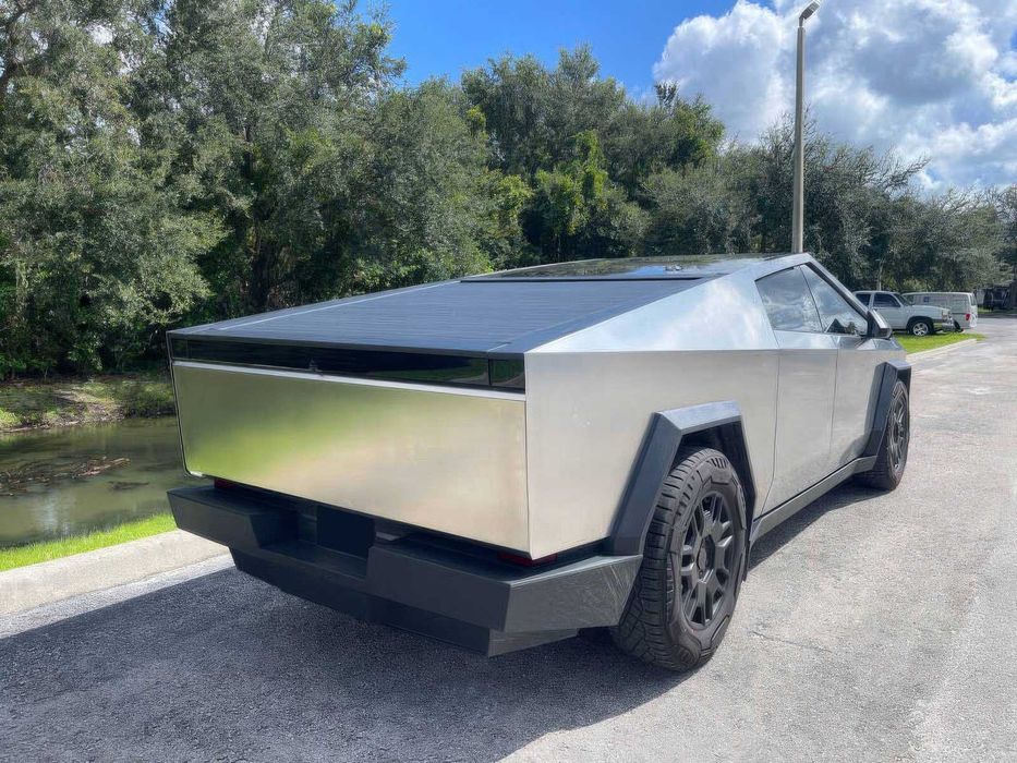 Tesla Cybertruck      2024