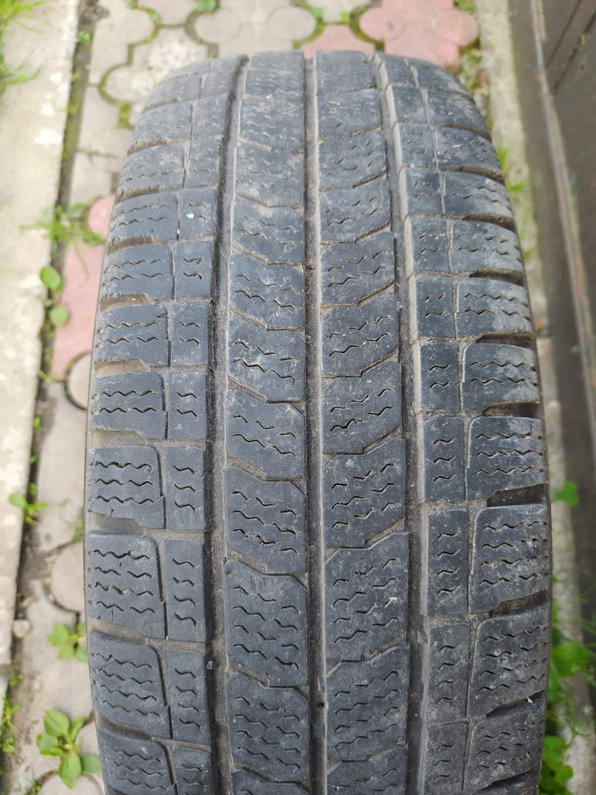 Продам зимнюю резину 195/70 r 15