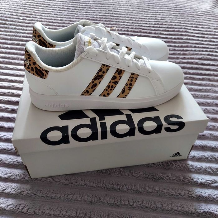 Кросівки 38,5-39 Adidas оригінал екошкіра трендові білі з принтом лео