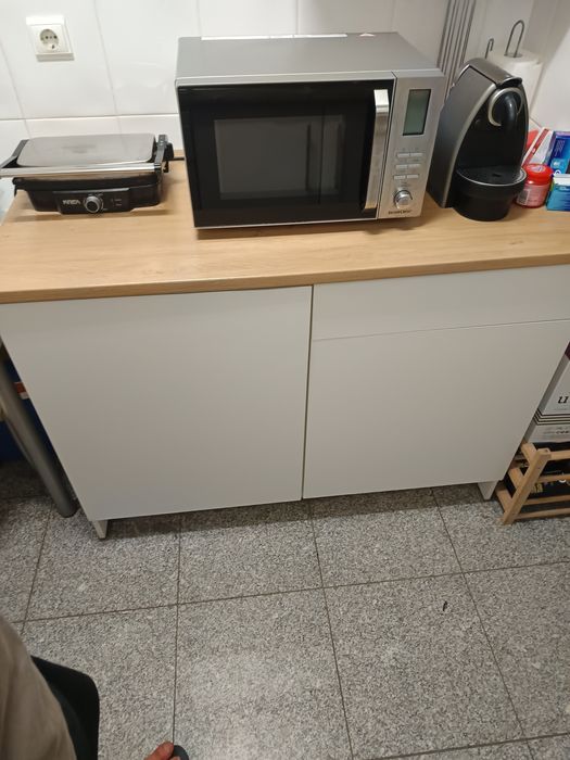 Móvel cozinha branco com tampo de madeira