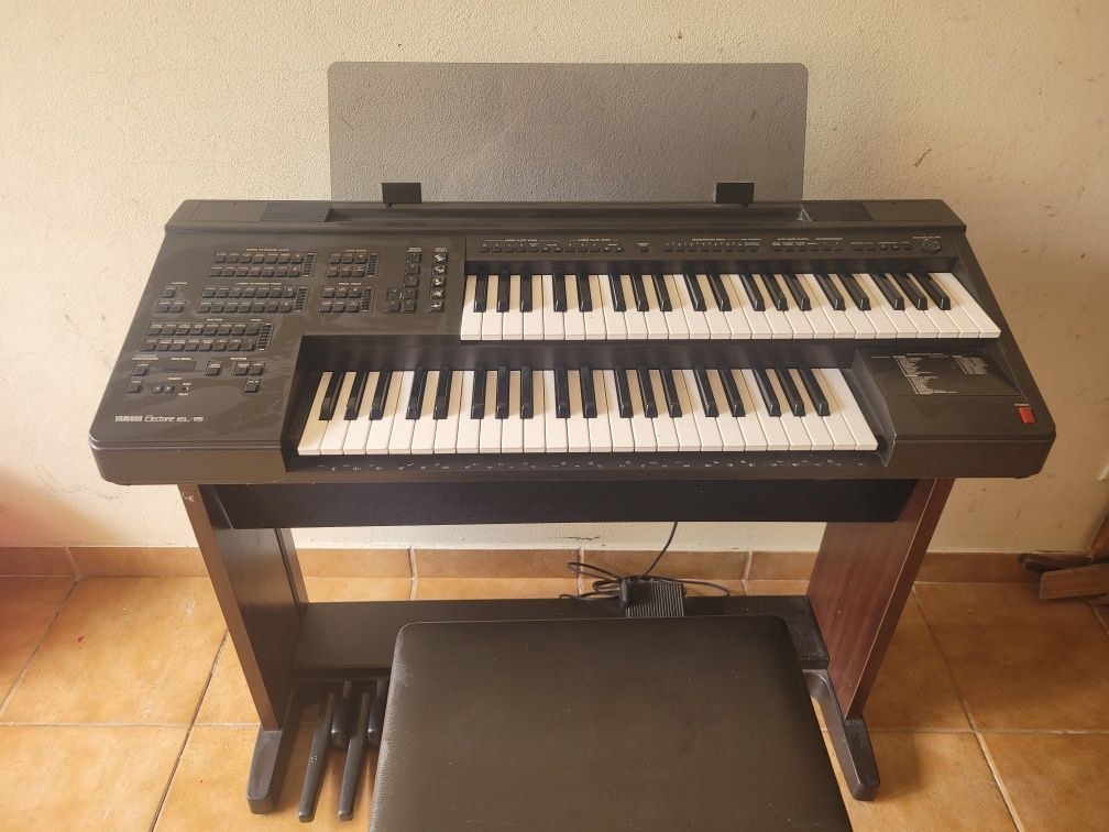Órgão Yamaha com banco
