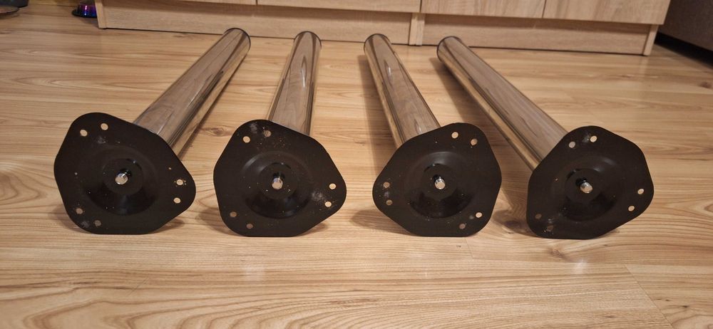 Noga nogi do stołu.