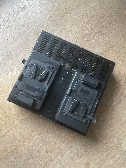 Ładowarka swit sc-304s v-lock v-mount