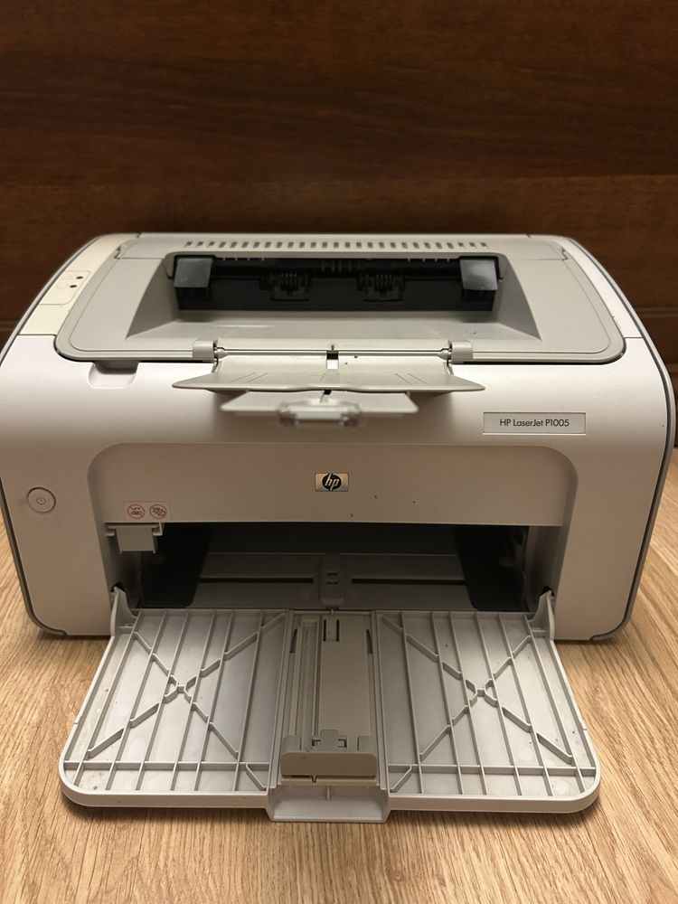 HP p1005, чудовий принтер, картридж в принтері є, проводи всі також є