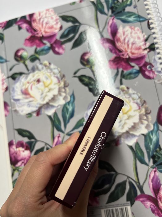 Puder Charlotte Tilbury odcien 1