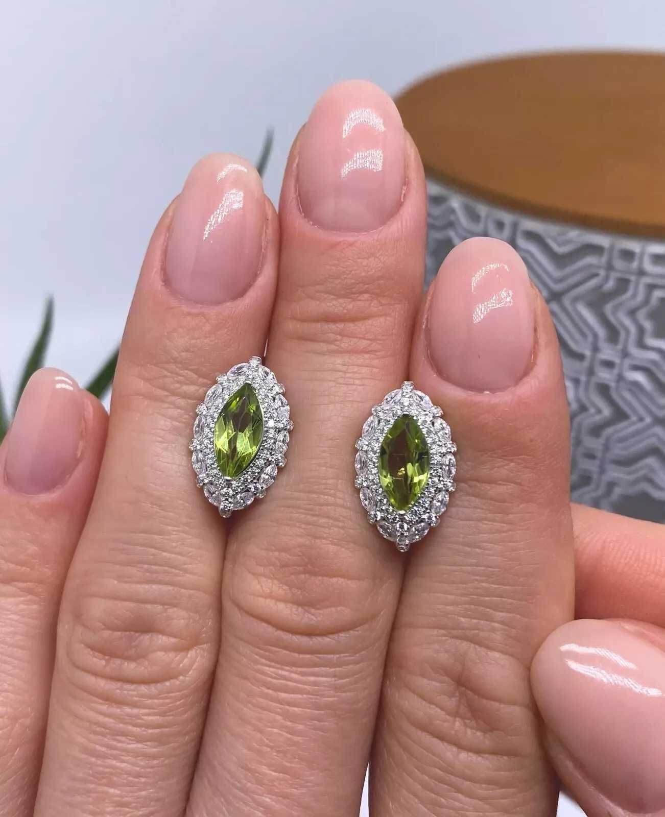 Серьги из серебра 925 пробы с перидотом 10x5 мм.