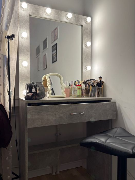 Toaletka +kszeslo do makijażu