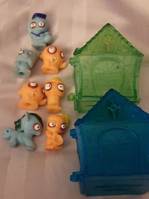 zomlings 2 casas e 7 bonecos para colecionadores.
