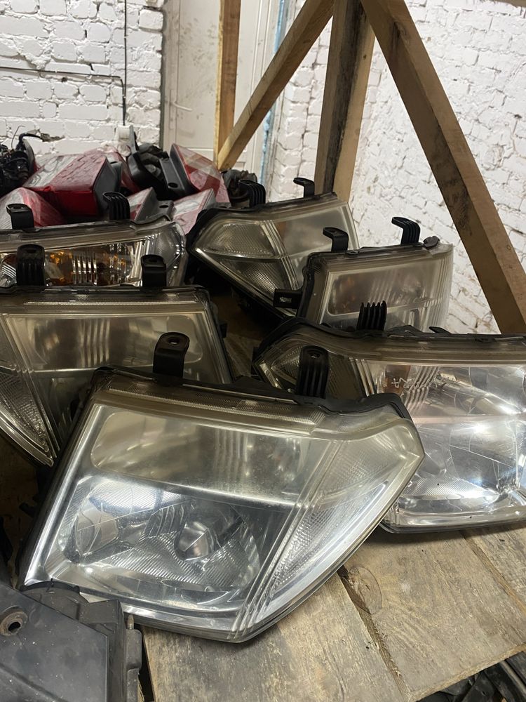 Фари передні Nissan Navara D40 Pathfinder R51 фара передняя