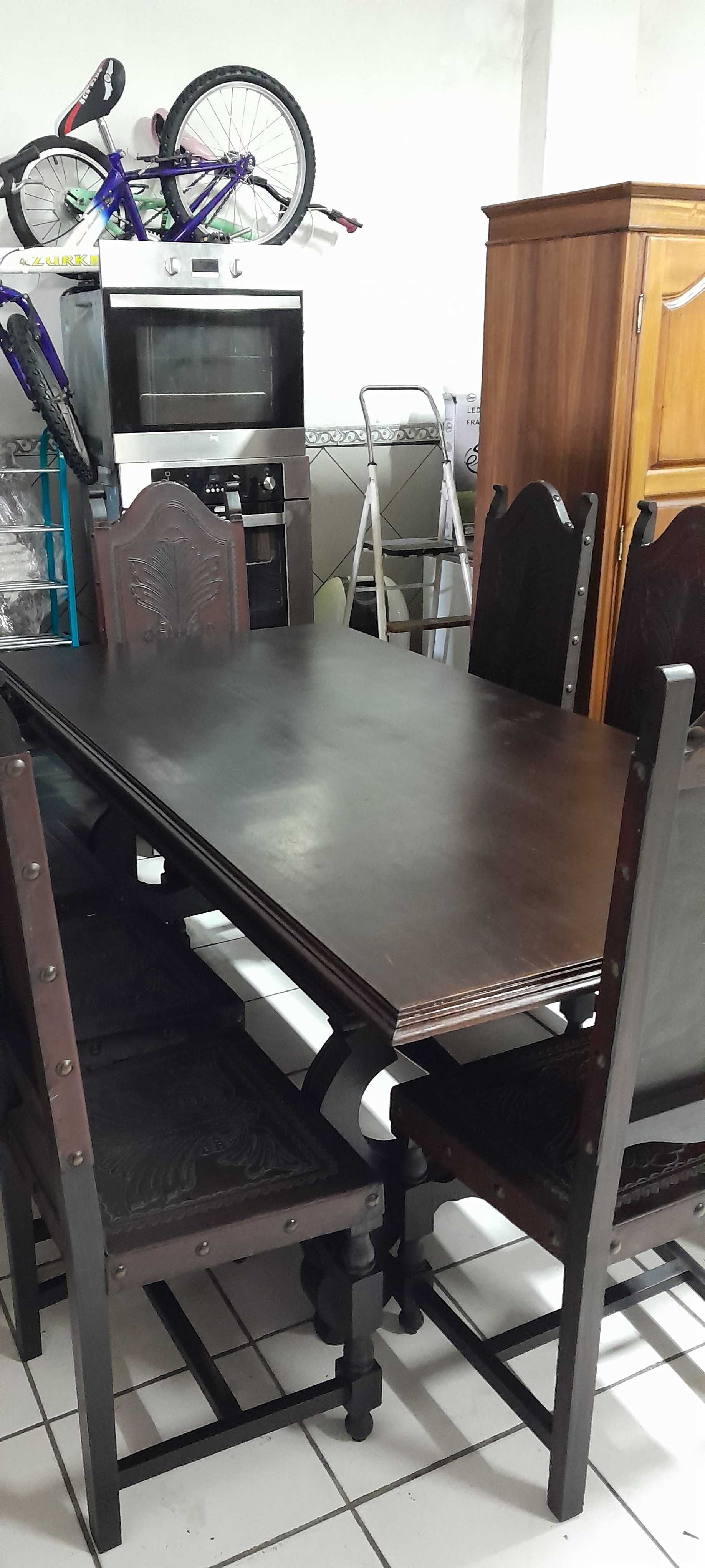 Mesa de jantar e 8 cadeiras