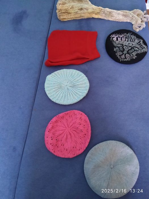 Берети з шарфами