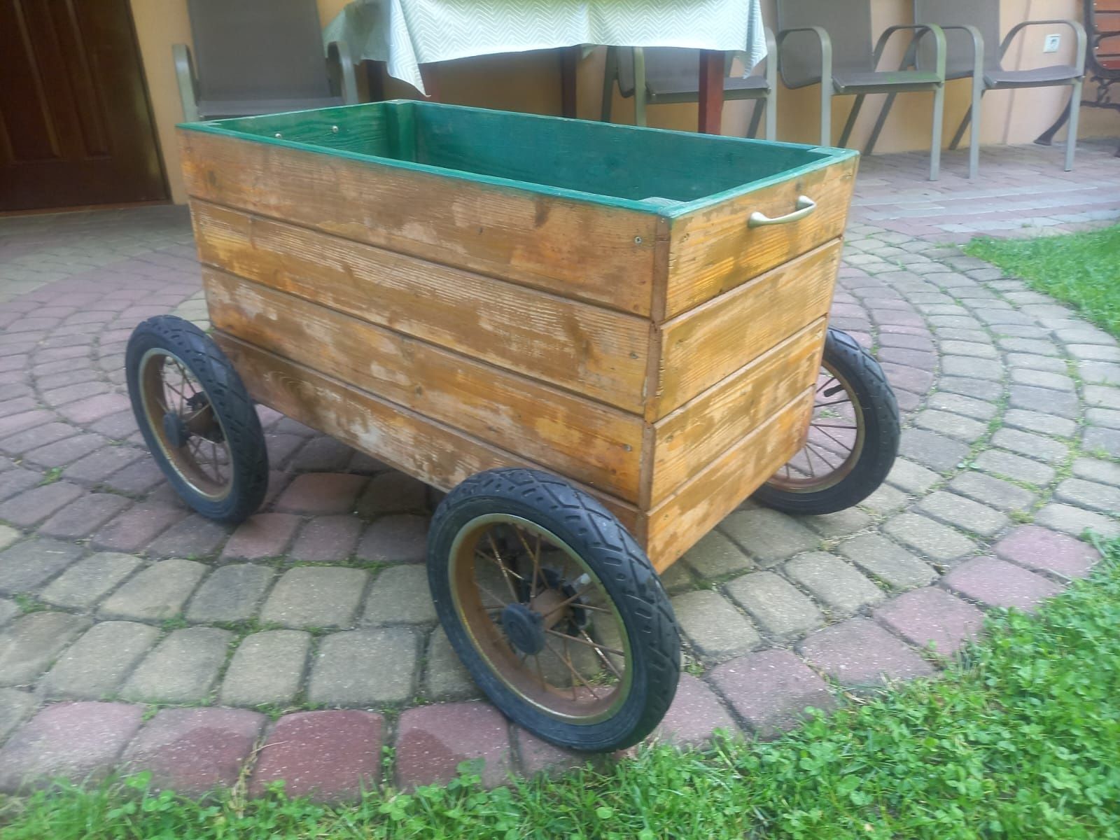 Skrzynia ogrodowa wózek