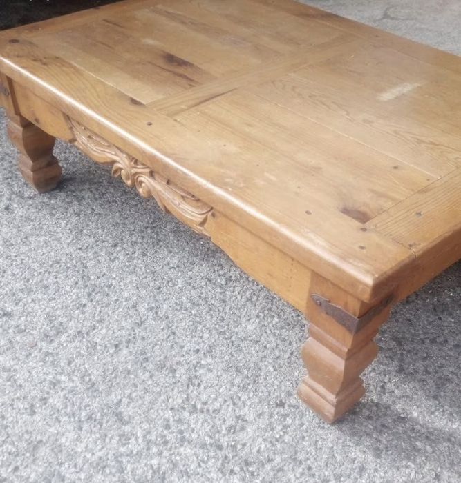 Mesa de centro em madeira macica em bom estado