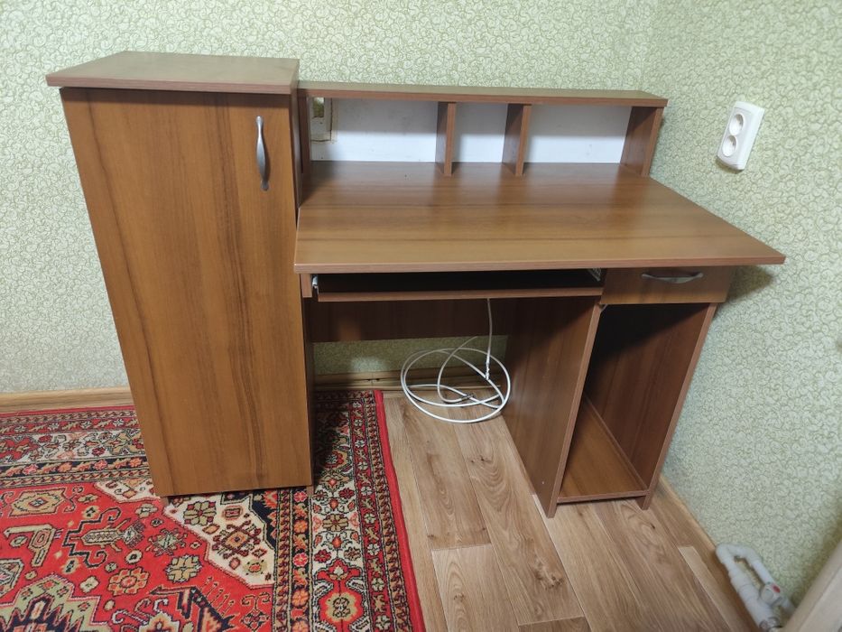 Комп'ютерний стіл