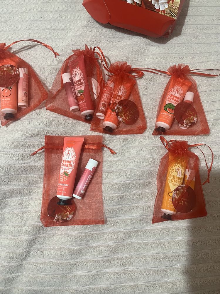 Conjunto creme das maos e batom