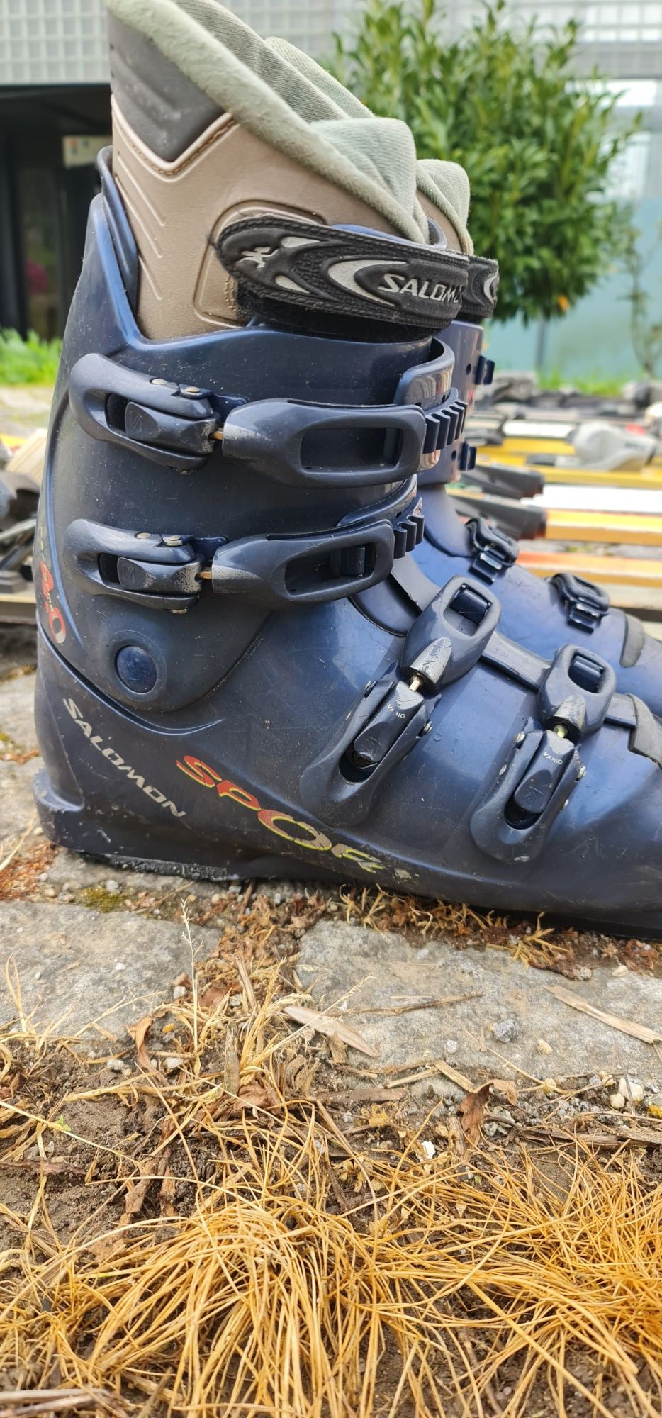 Vendo conjunto de esquis,bota e saco de transporte.