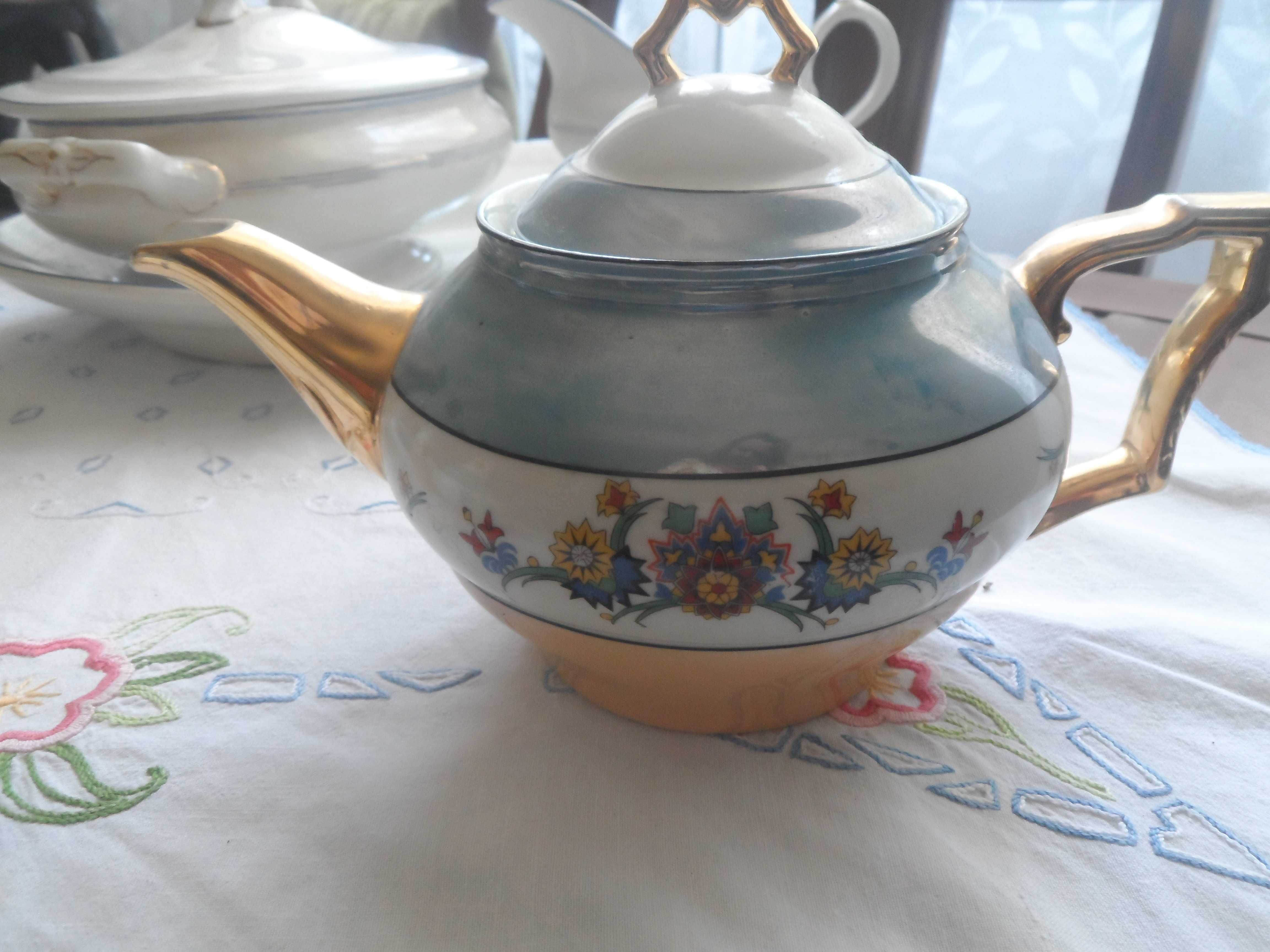 Conjunto de bule, açucareiro e leiteira antigos