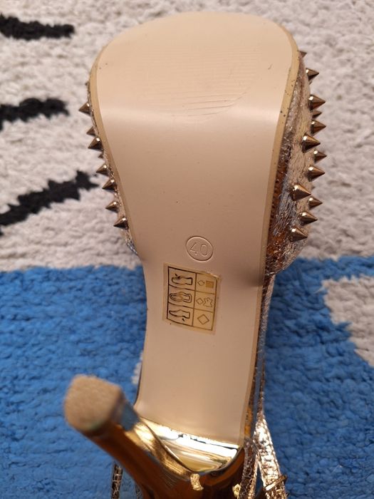 Sandálias Douradas com picos T: 40