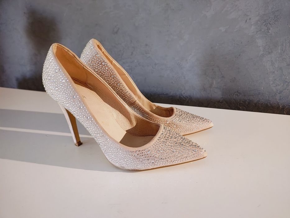 Buty na obcasie z kryształkami firmy next