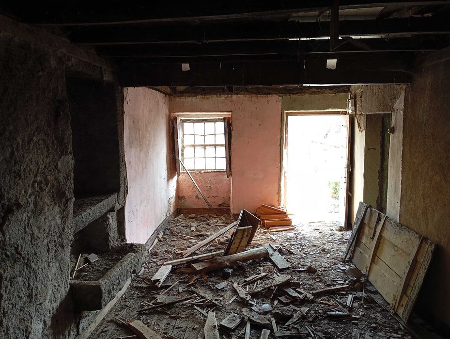 Linda moradia para recuperar a gosto, em pedra, com terreno.