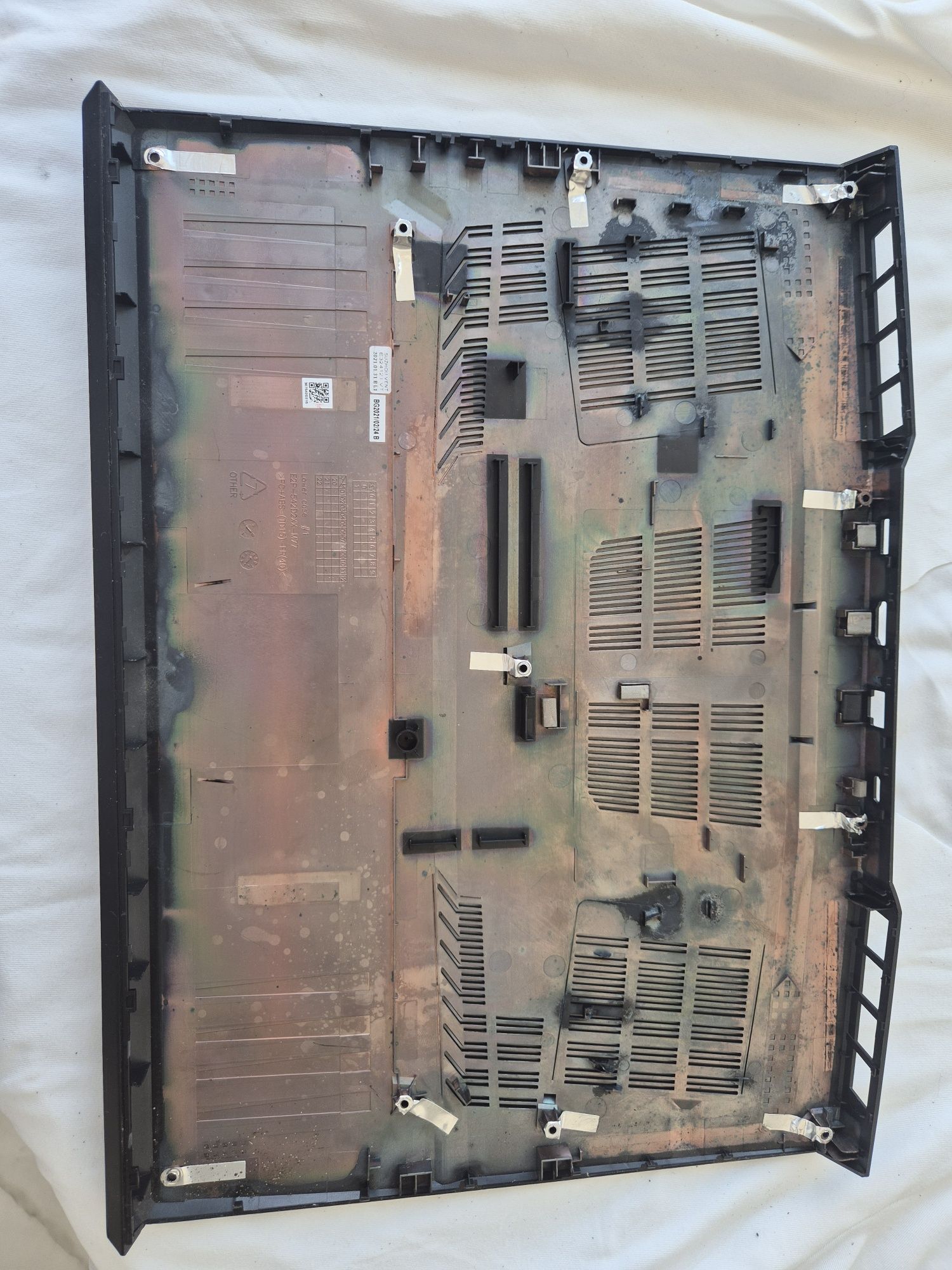 Cobertura inferior (base) do laptop MSI GP66 Leopard 10UH-483