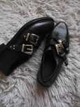 Czarne buty z ozdobnymi paskami Reserved