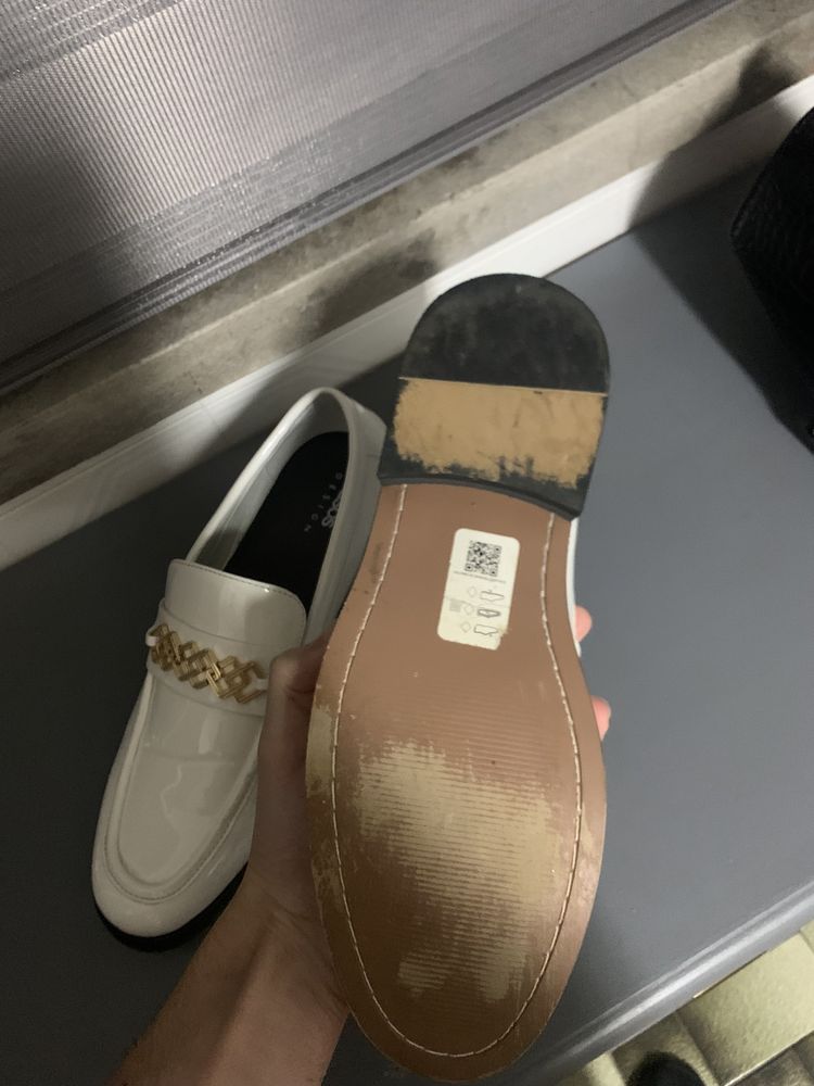 Sapatos brancos e dourados