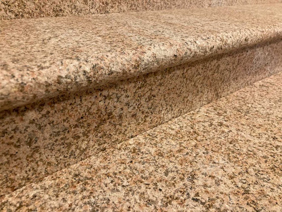 Stopnica granitowa schody płomieniowane z półwałkiem i okapnikiem 1 mb