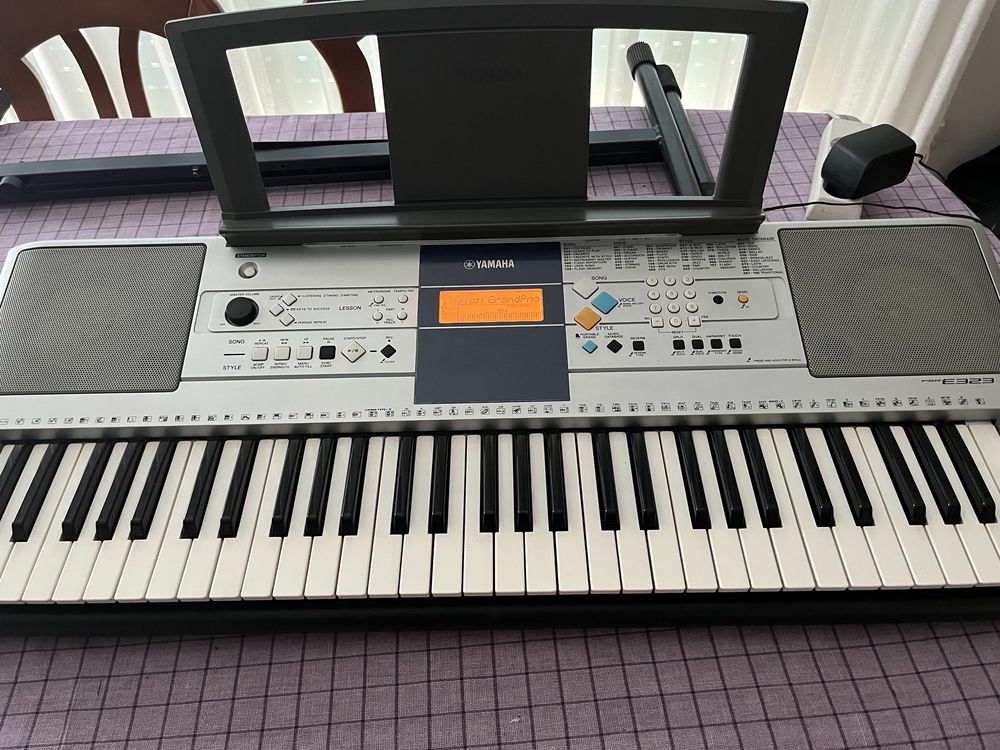 Teclado Yamaha PSR-E323 - Como Novo + Suportes + Carregador