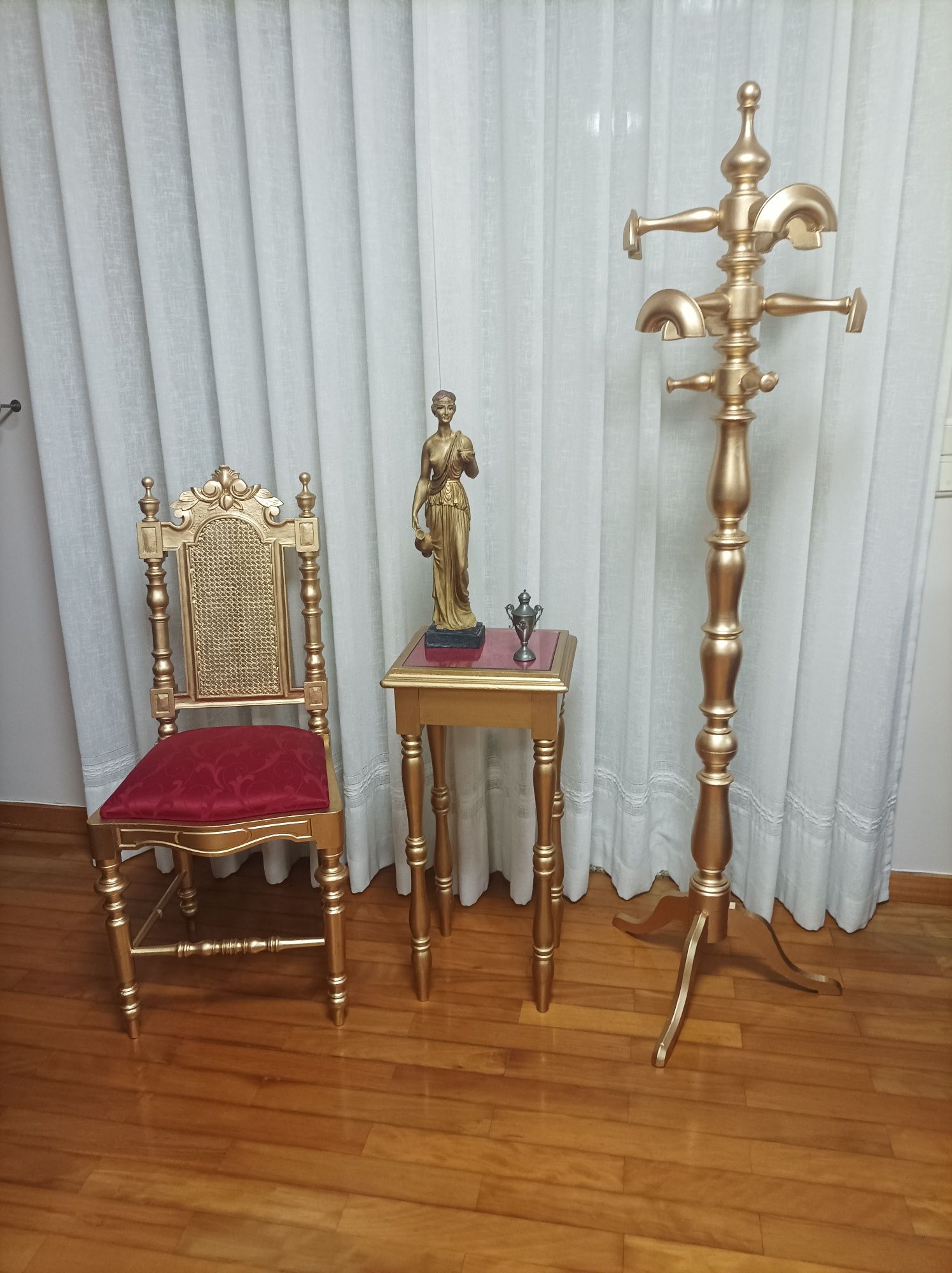 Conjunto centenário restaurado acabamento em ouro velho.